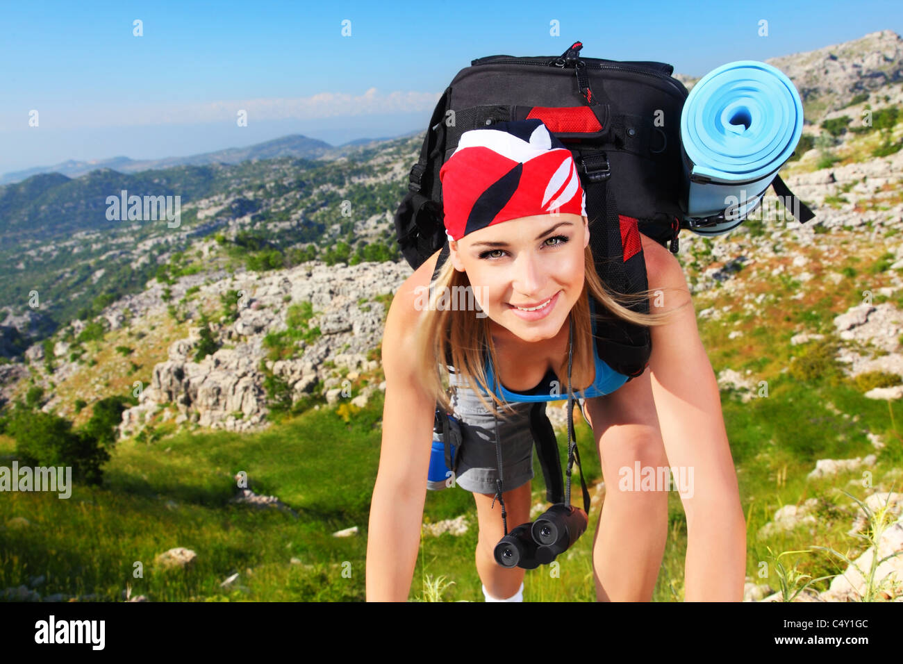 Ragazza di viaggio con zaino trekking in montagna, il concetto di libertà Foto Stock