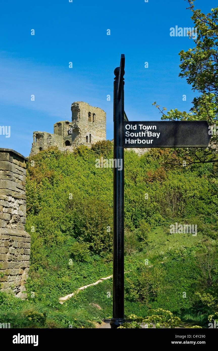 Cartello informazioni turistiche per la Città Vecchia e Sud Baia con il Castello sullo sfondo Scarborough North Yorkshire Inghilterra Regno Unito Gran Bretagna Foto Stock