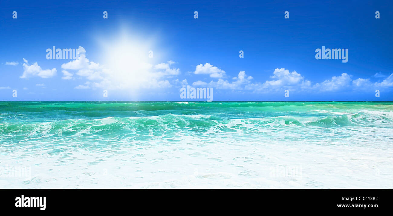 Belle blue beach vista mare panoramica, con acqua pulita e cielo blu, il concetto di vacanza & la Pace Foto Stock