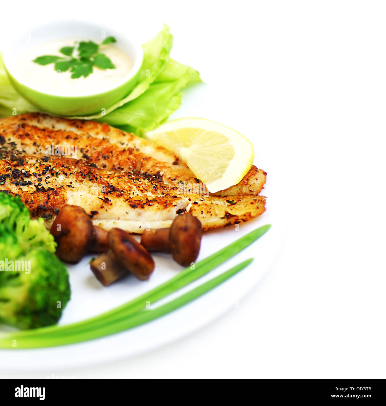 Gustosi piatti sani di filetto di pesce con verdure al vapore, isolato su  sfondo bianco, di confine con lo spazio di testo Foto stock - Alamy
