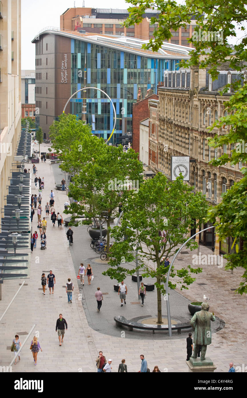 Vista generale del Hayes retail area shopping trascurata dagli appartamenti di lusso nel centro di Cardiff South Wales UK Foto Stock