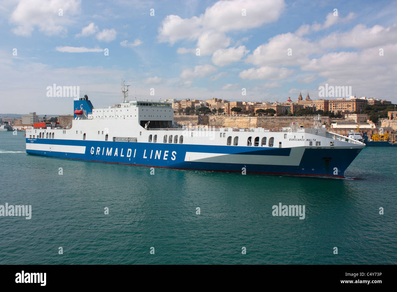 Per il trasporto di merci per mare. Il Grimaldi righe ro-ro nave Eurocargo Malta in partenza da Malta il Grand Harbour Foto Stock