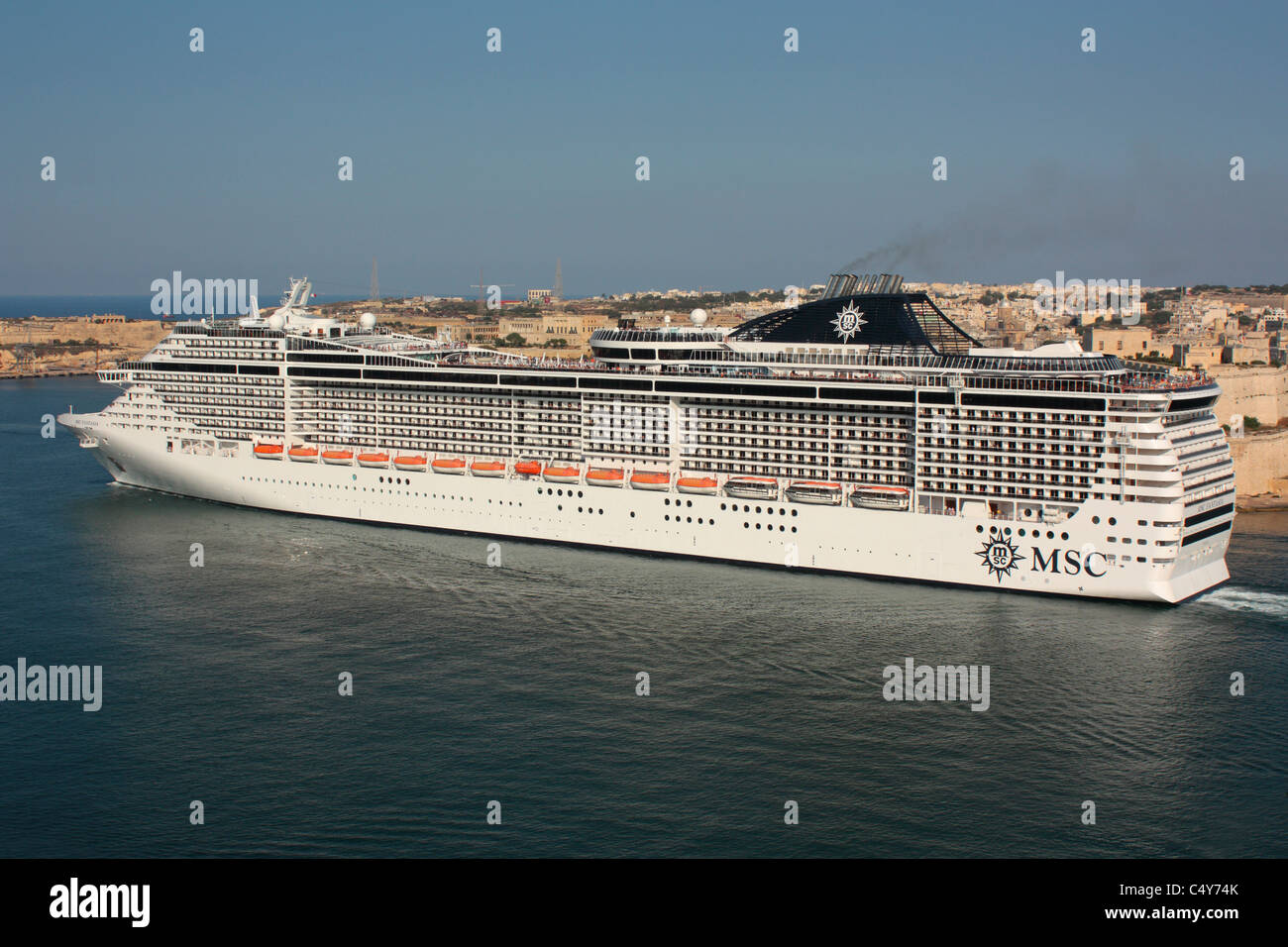Il turismo di massa nel Mediterraneo. La grande nave da crociera MSC Fantasia in partenza da Malta il Grand Harbour Foto Stock