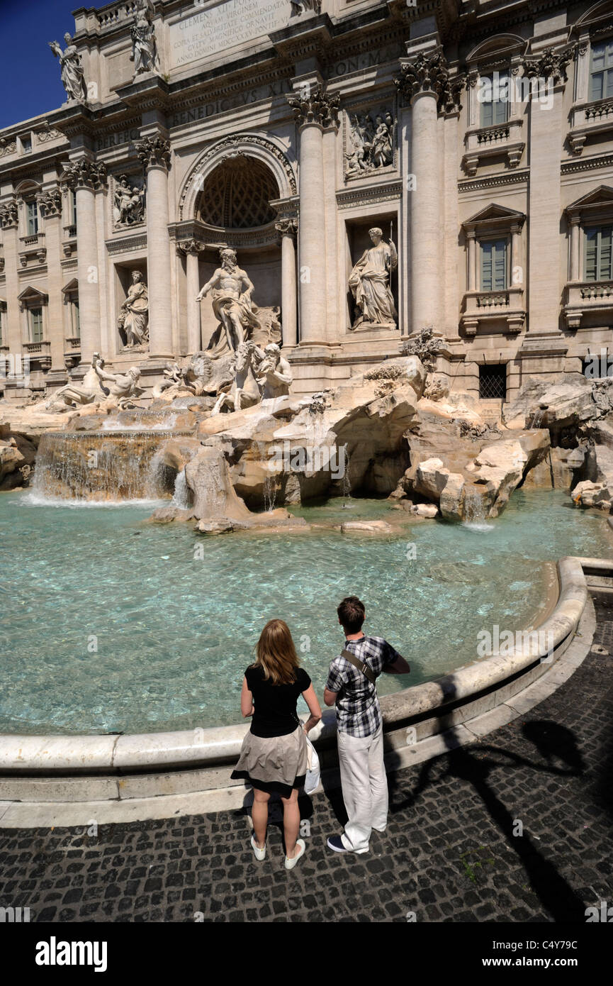 Italia, Roma, Fontana di Trevi, un paio di turisti Foto Stock