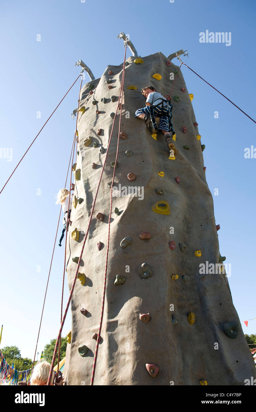 Parete di arrampicata in campo kidz al Glastonbury festival 2010 Foto Stock