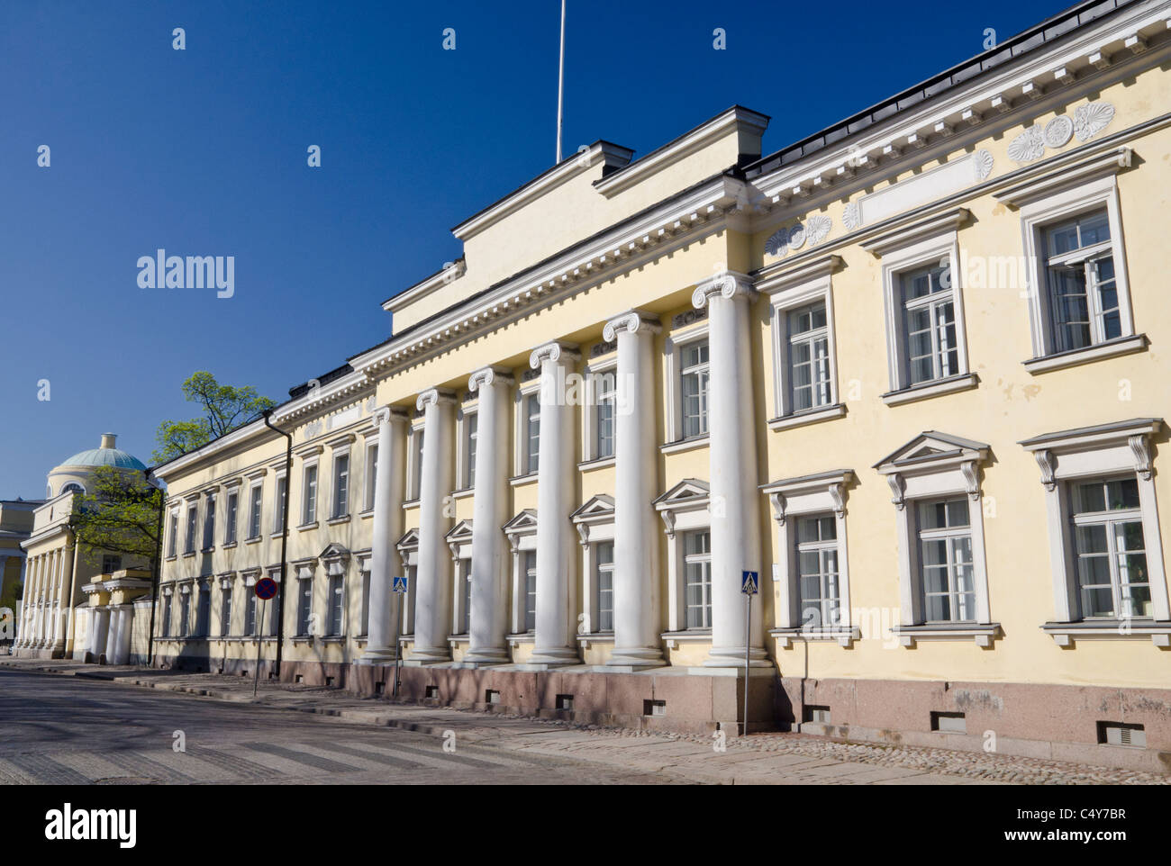 Uno dei molti edifici formanti l'Università di Helsinki lungo Unioninkatu in Finlandia Foto Stock