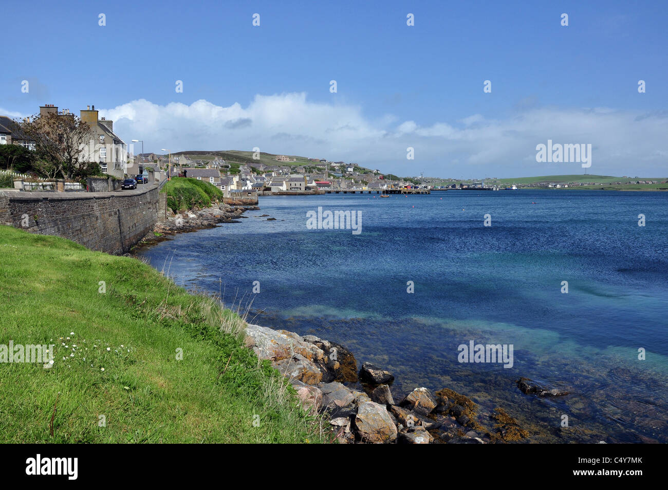 Città di Stromness sulla terraferma e Isole Orcadi, Scozia. Foto Stock