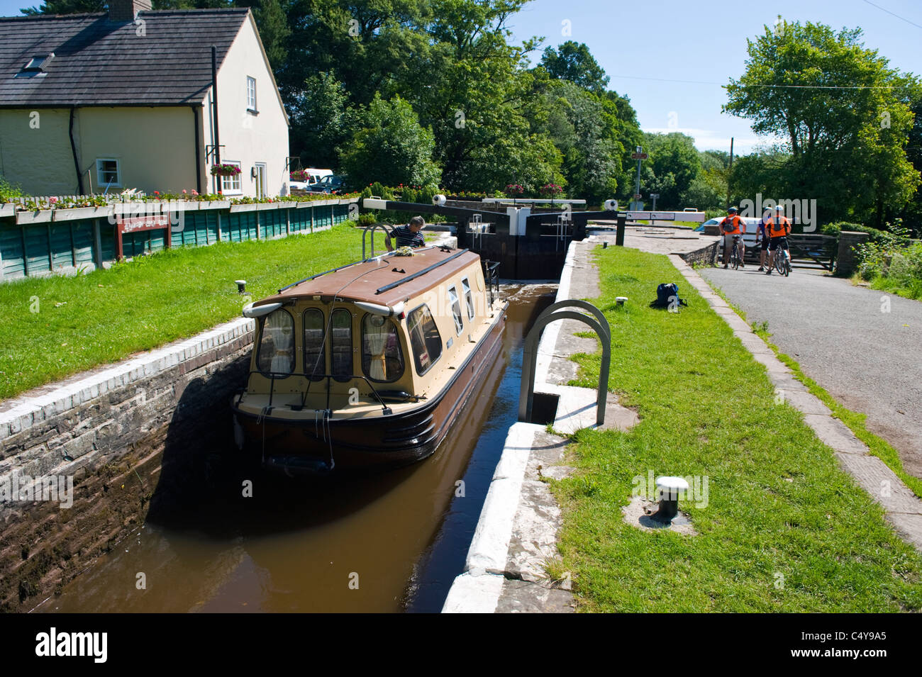 Piccolo narrowboat passando attraverso il blocco sul canal vicino a Brecon Powys South Wales UK Foto Stock