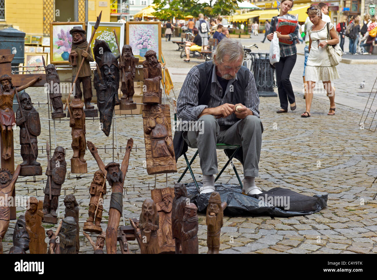 Un intagliatore di legno sulla piazza del mercato di Wroclaw, Polonia Foto Stock