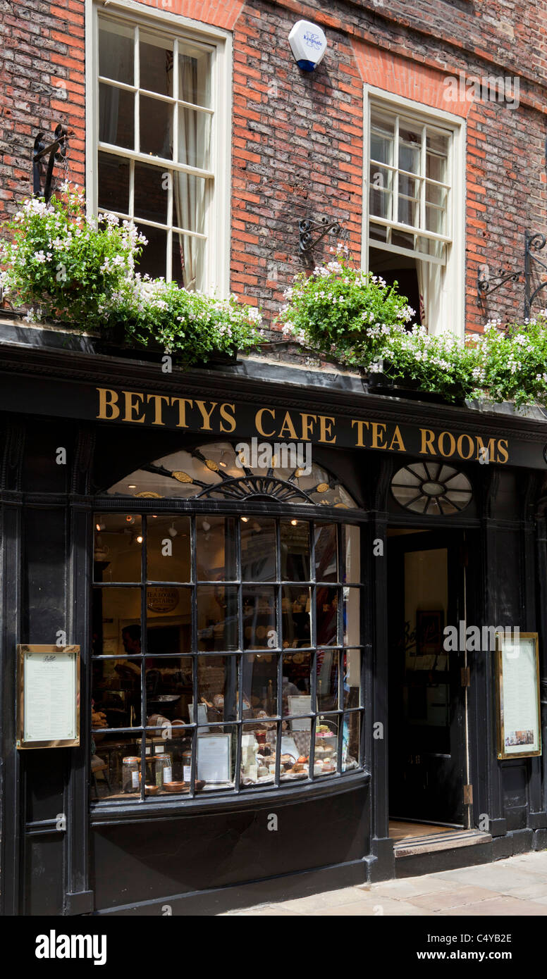Famoso Bettys cafe e sale da tè della città di York Yorkshire England Regno Unito GB EU Europe Foto Stock