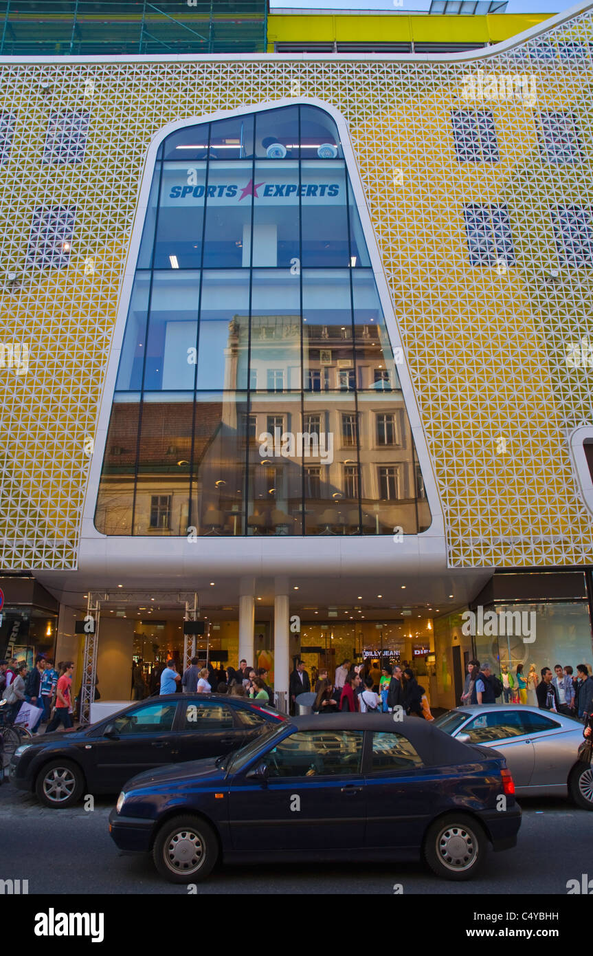 Mariahilfer Strasse, la via principale dello shopping a Vienna Austria Europa centrale Foto Stock