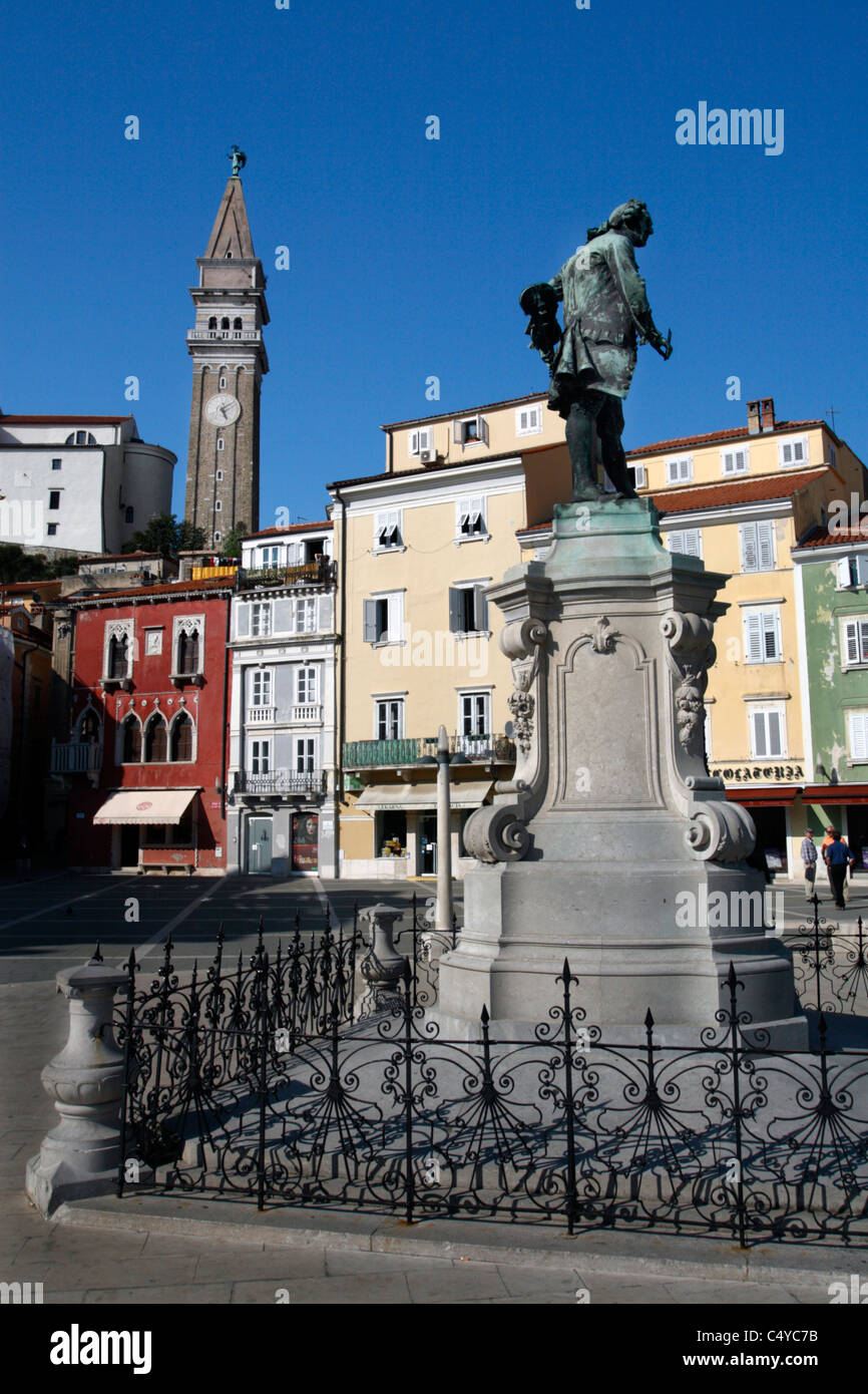 Statua di Guiseppe Tartini e la chiesa di St George, Tartini Square, pirano (Pirano), Slovenia Foto Stock