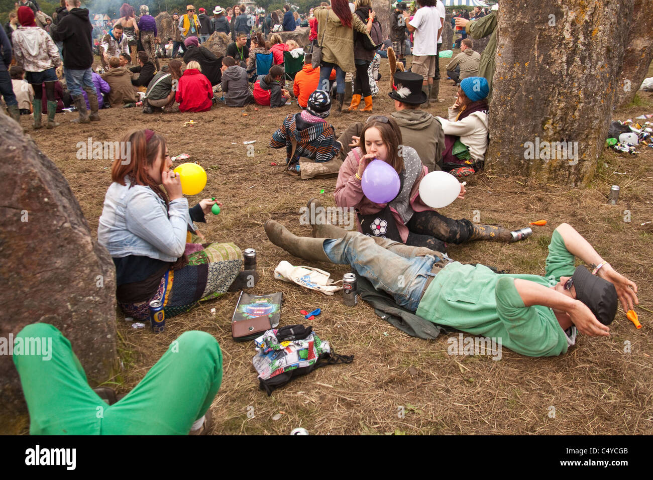 Accoppiare la respirazione in palloni di protossido di azoto - gas esilarante presso il cerchio di pietre di Kings Meadow, Glastonbury Festival 2011 Foto Stock