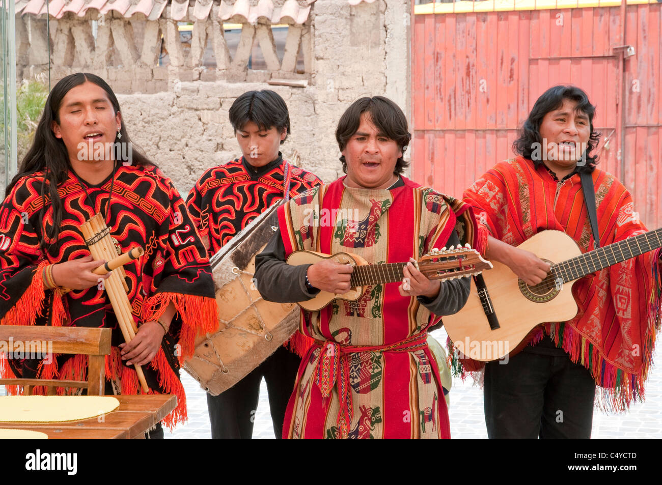 Un gruppo di quattro musicisti intrattenimento presso un ristorante di Sicuani, Perù, Sud America. Foto Stock