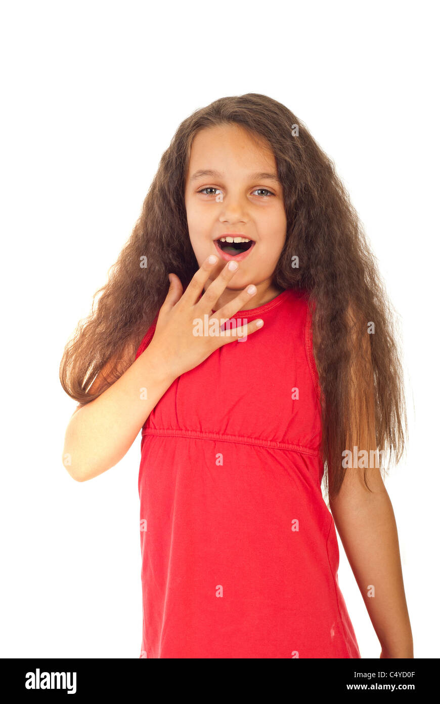 Stupiti della bellezza ragazza con i capelli lunghi tenendo la mano alla bocca isolati su sfondo bianco Foto Stock