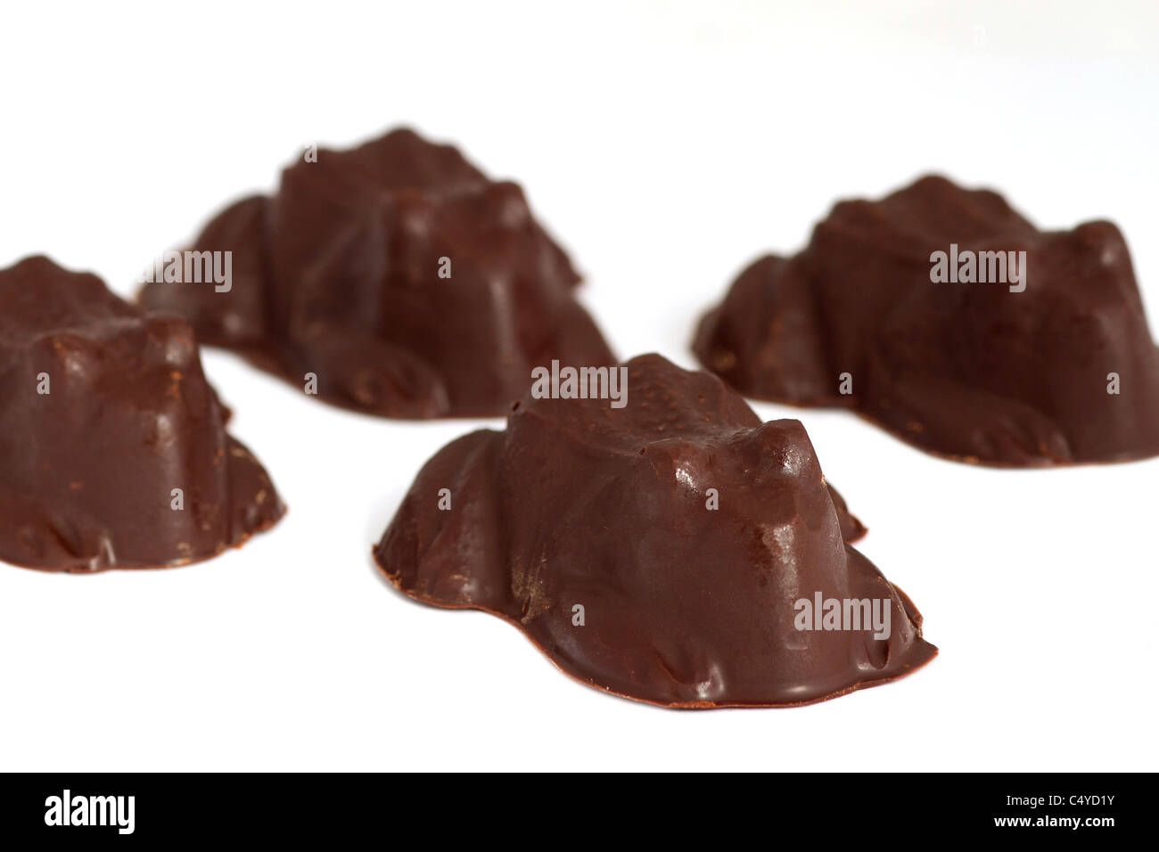 Rane di cioccolato su bianco Foto Stock