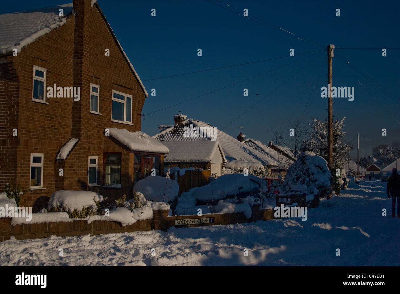 Gli inverni gelidi blast, suburbana scena di neve. Foto Stock