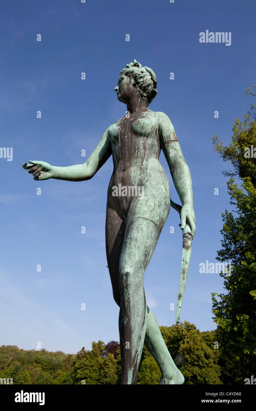 Scultura mitologica della dea della caccia Diana nel parco di Enghien, Belgio, Europa Foto Stock