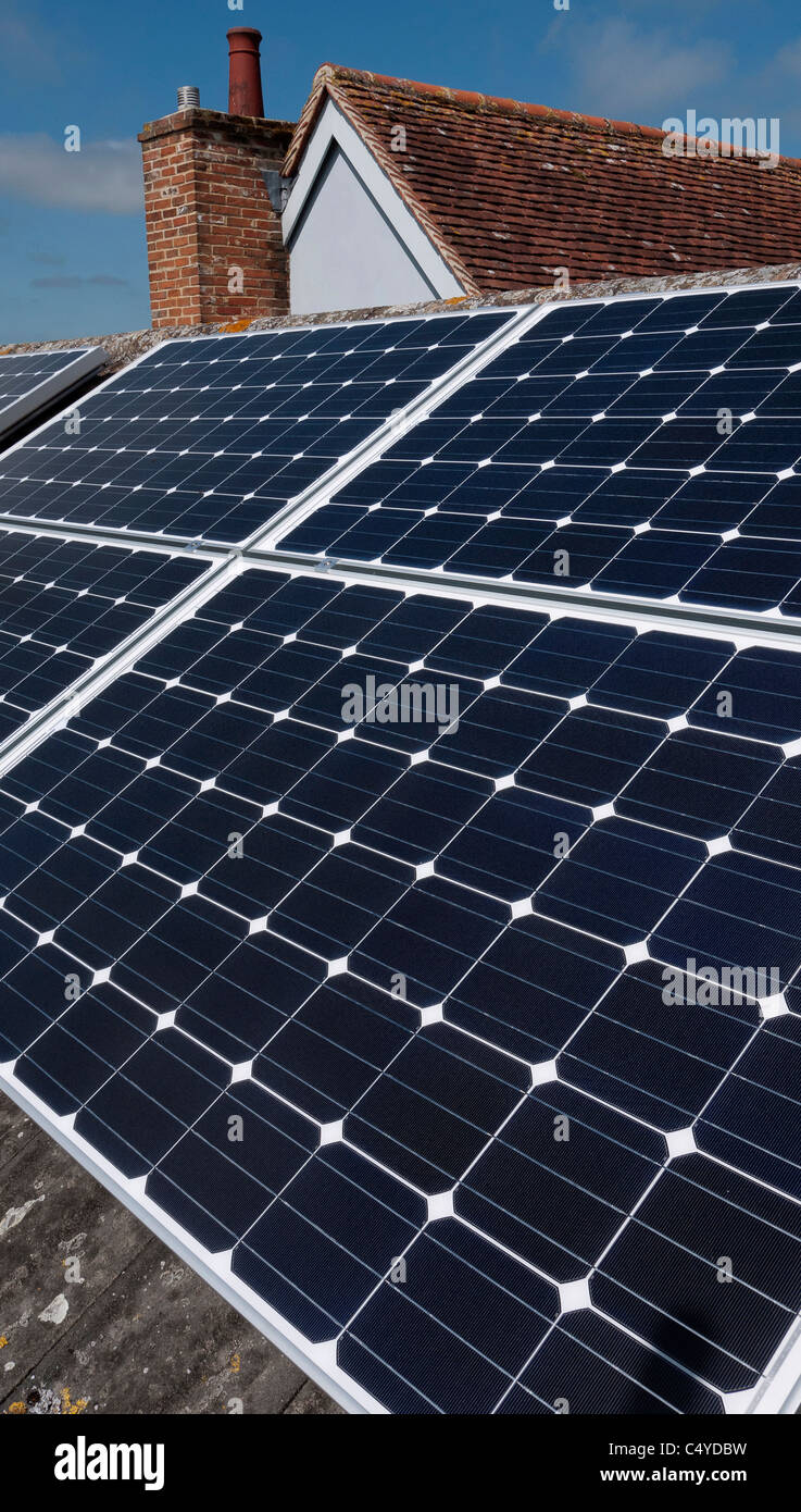 Pannelli solari installati sul tetto di casa residenziale in Inghilterra Foto Stock