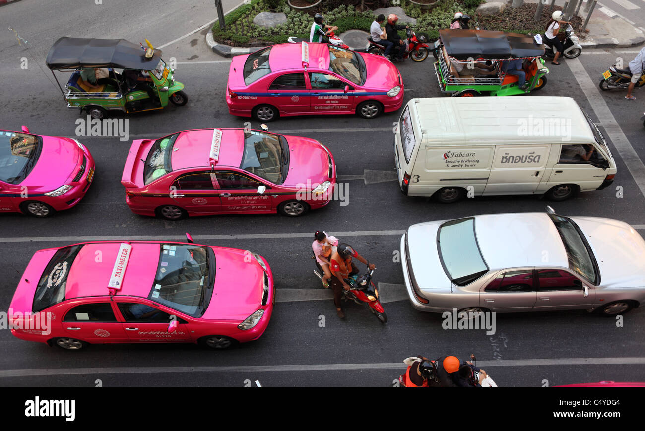 Il traffico di Bangkok, con taxi, tuk-tuks e motocicli, Thailandia Foto Stock