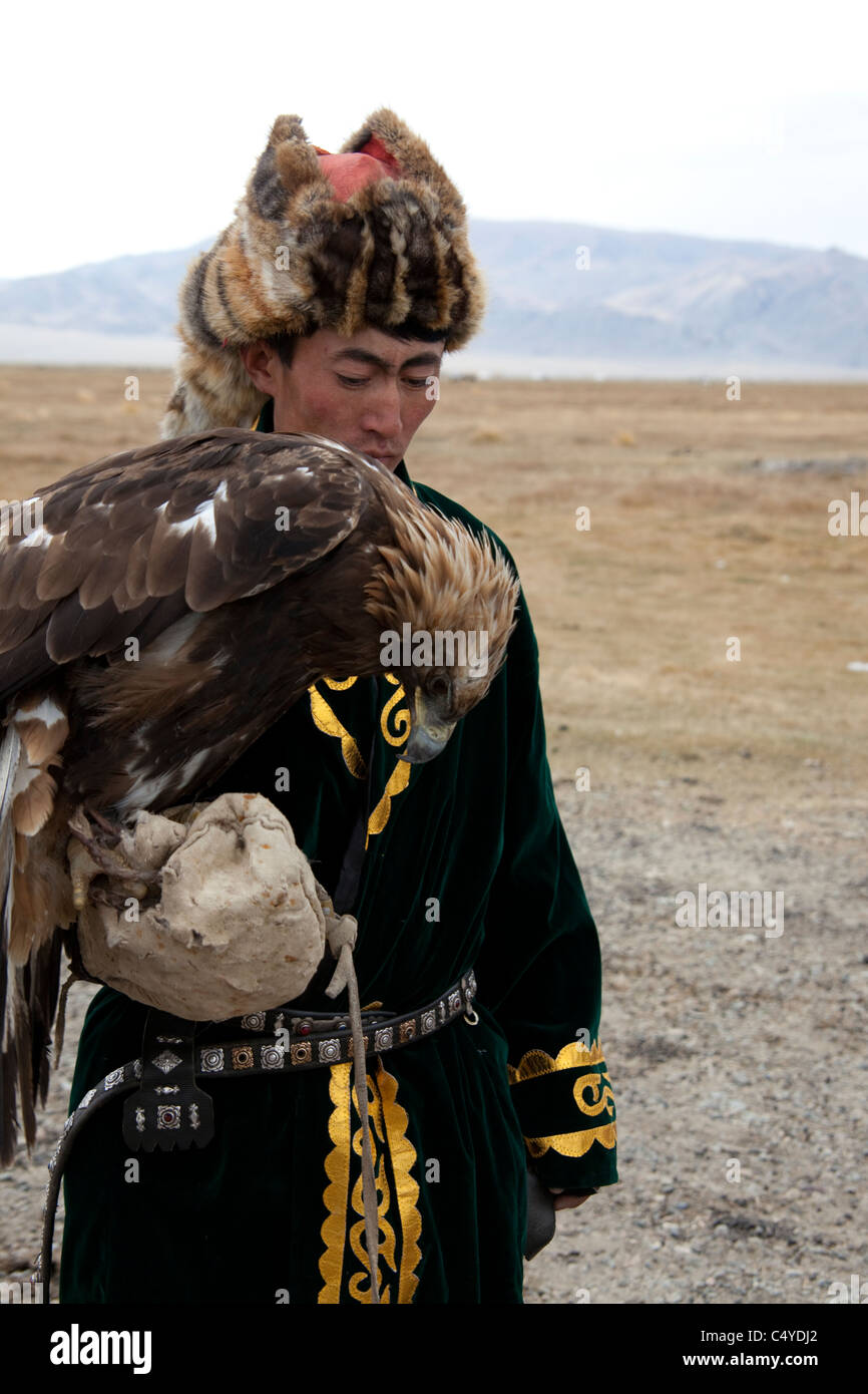 Eagle Hunter nella periferia di Olgii con il kazako comunità in provincia Bayan-Olgii in Mongolia Foto Stock