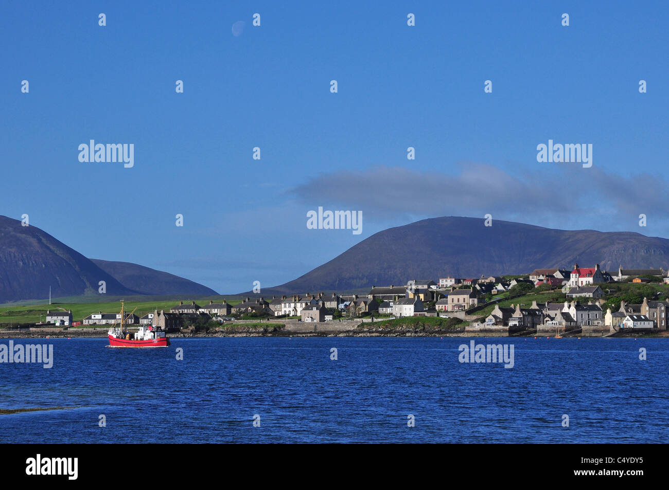 Stromness sulla terraferma e Hoy isola nel retro, isole Orcadi, Scozia. Foto Stock