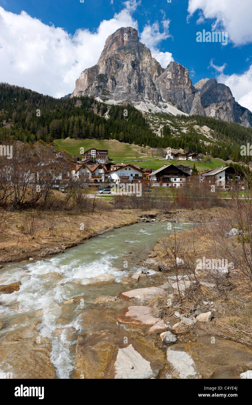 Corvara in Badia vista verso il Sassongher, Trentino Alto Adige, Dolomiti, Italia, Europa Foto Stock