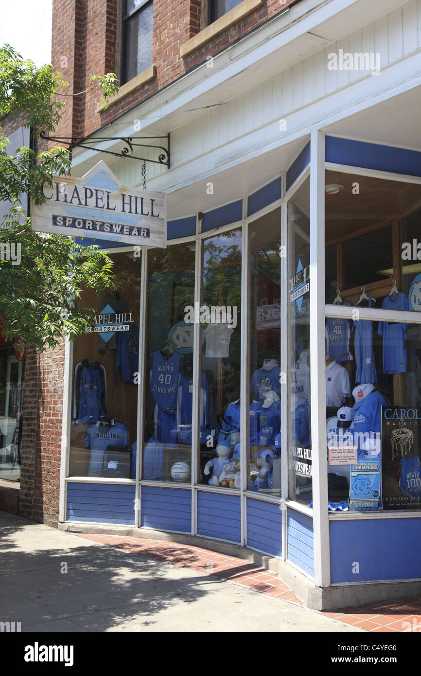 Franklin Street negozio vendita UNC di pallacanestro degli uomini di tacchi di catrame memorabilia, Chapel Hill, North Carolina, STATI UNITI D'AMERICA Foto Stock