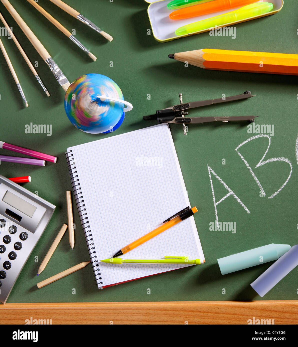 Si torna a scuola concetto con ABC scritto nella scuola in colore verde di Blackboard Foto Stock