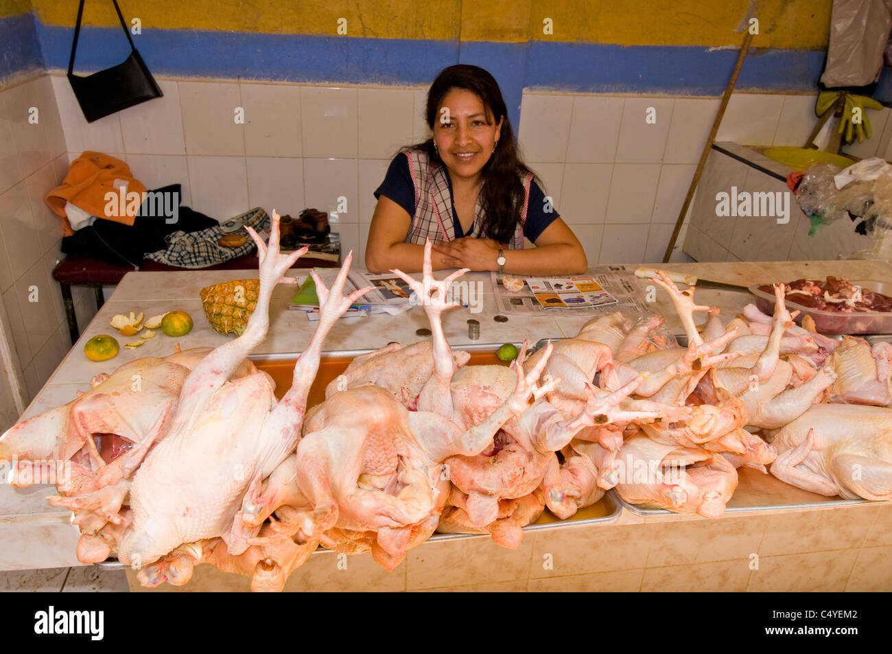 La donna a un mercato di pollo in Quito Ecuador Foto Stock