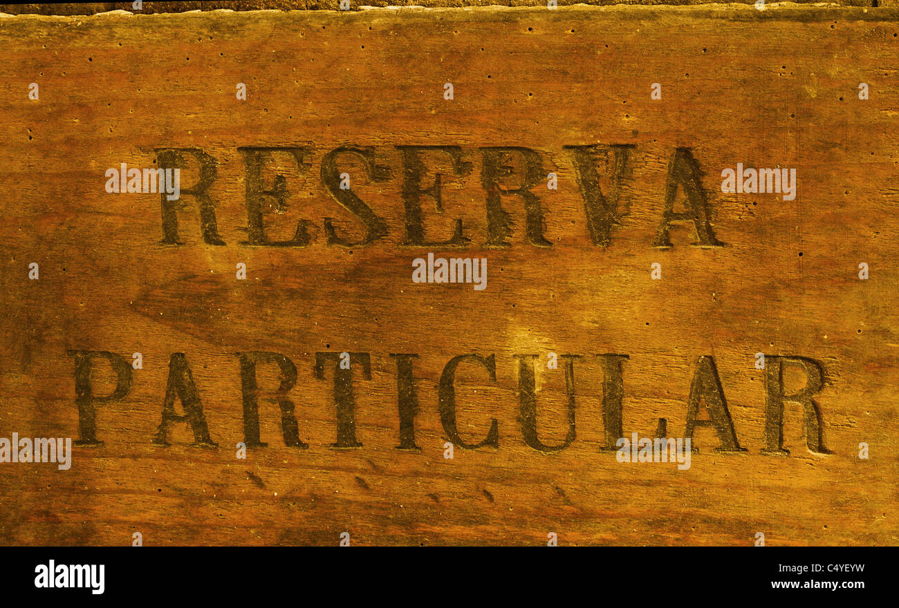 Vintage cartello in legno intagliato con Reserva particolare sottolineando la porta o altre belle bevande esclusive di qualità eccezionale Foto Stock