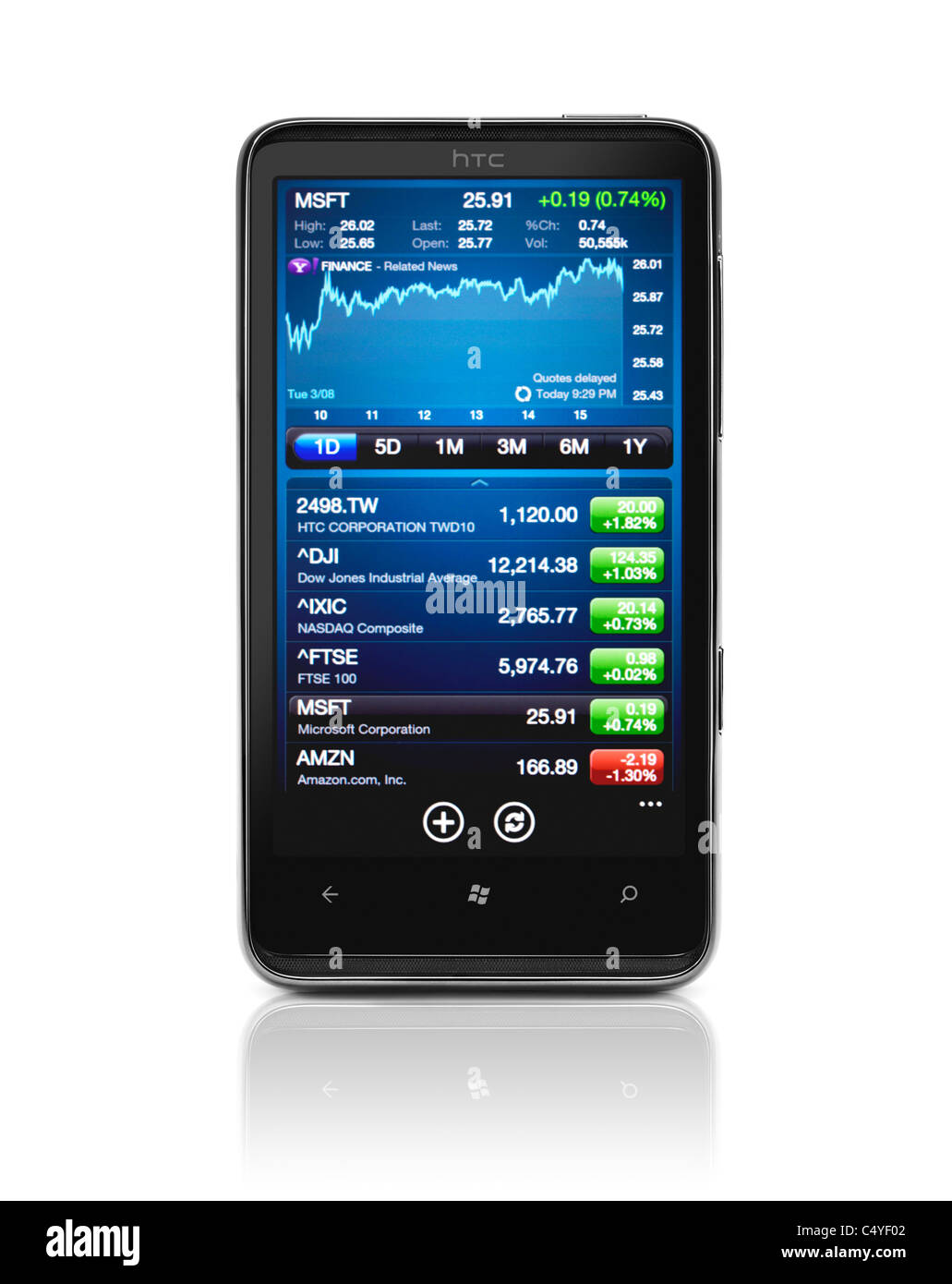 Windows phone 7. HTC HD7 smartphone con scorte app sul suo display isolati su sfondo bianco. Foto di qualità elevata. Foto Stock