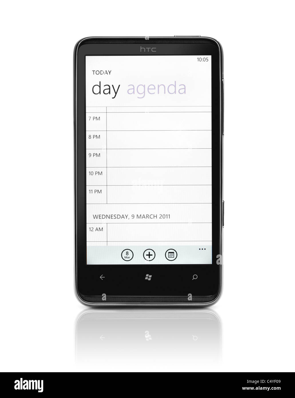 Windows phone 7. HTC HD7 smartphone con giorno agenda agenda elettronica sul suo visualizzatore isolati su sfondo bianco. Foto di qualità elevata. Foto Stock