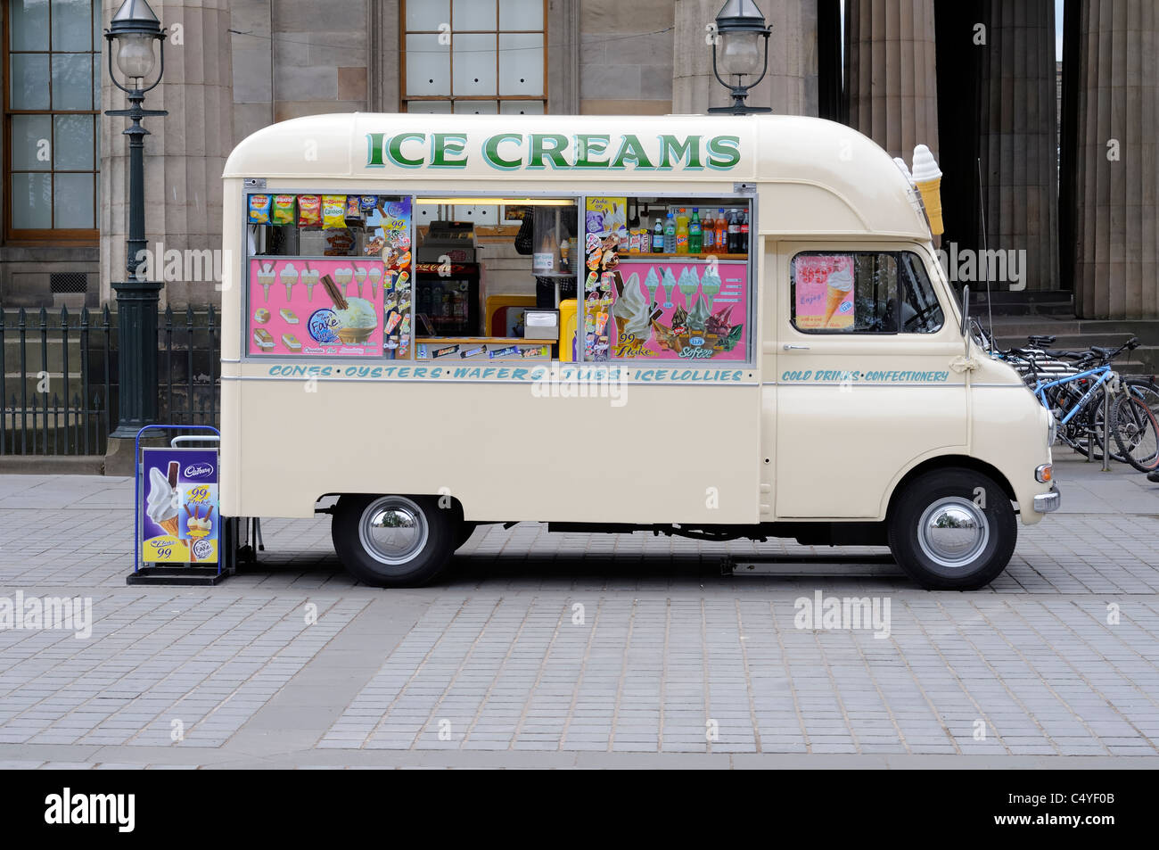 Tradizionale furgone Old British Ice Cream fuori dalla Scottish National Gallery a Princes Gardens Edimburgo Scozia Foto Stock