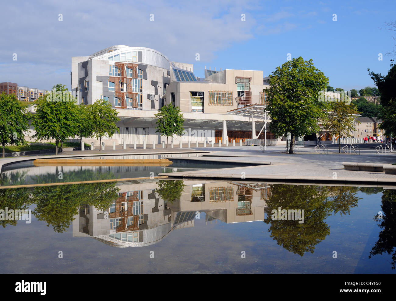 Il Parlamento scozzese si riflette in un stagno Edimburgo in Scozia Foto Stock