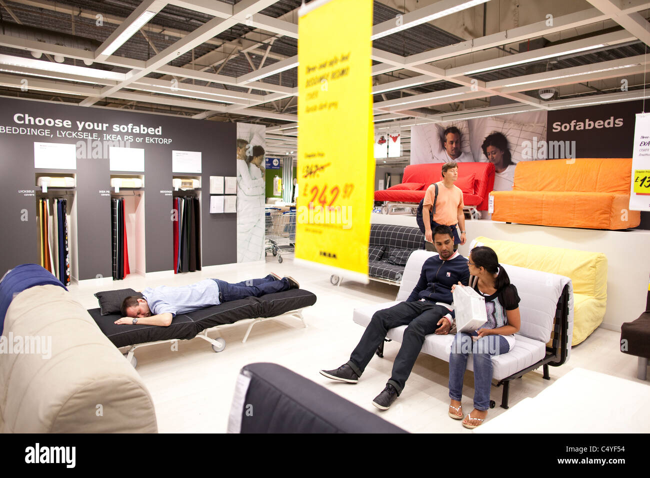 IKEA international predisposto per montaggio mobili compagnia, il più  grande del mondo rivenditore arredamento, Wembley Store. Foto:Jeff Gilbert  Foto stock - Alamy