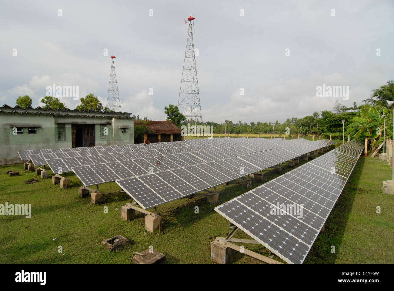 INDIA Bengala Occidentale , Sagar Isola di Sundarban) il delta del fiume Ganga ,combinato di energia eolica e solare stazione come off-grid system Foto Stock