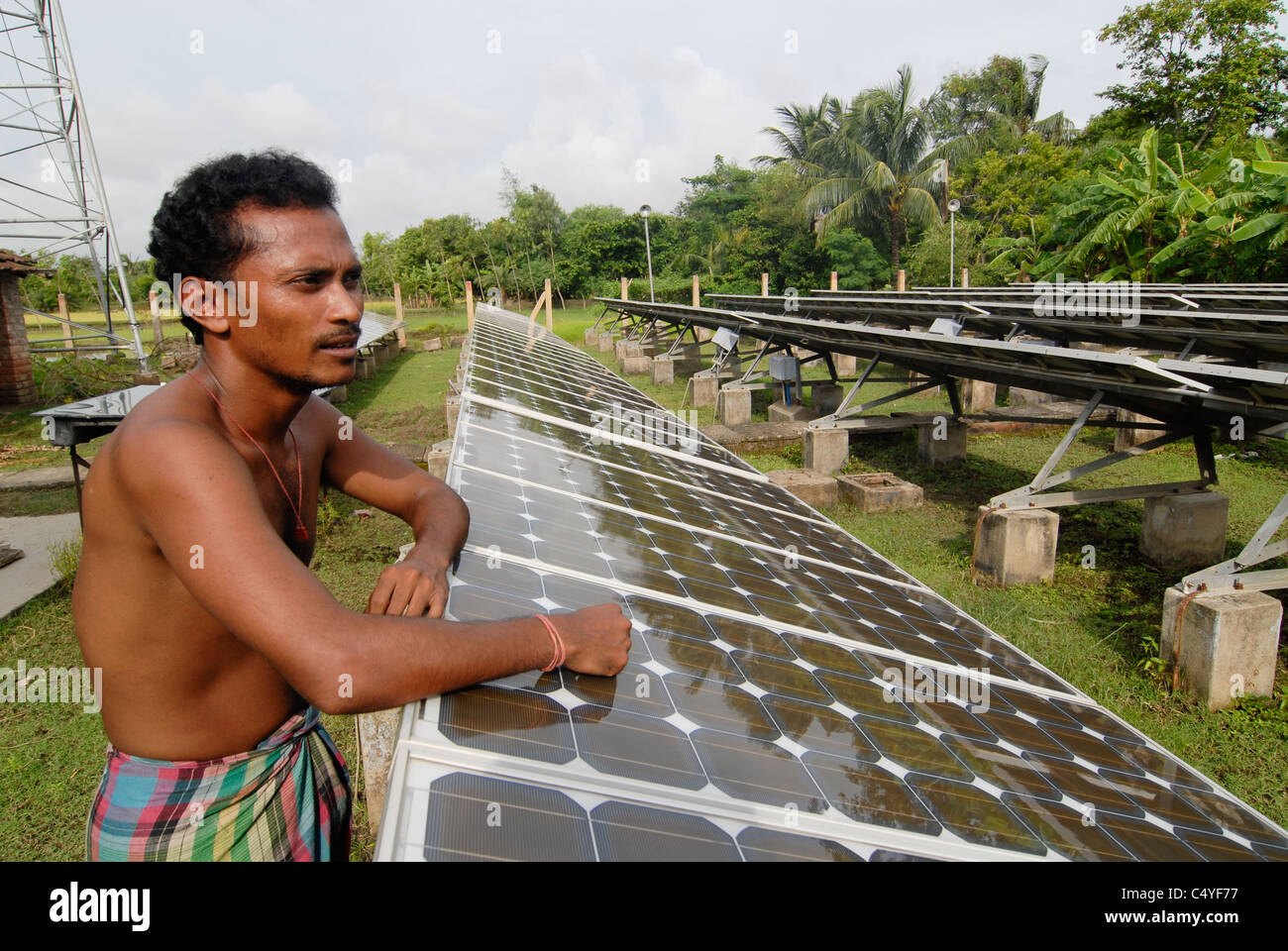 INDIA Bengala Occidentale , Sagar Isola di Sundarban) il delta del fiume Ganga , energia solare stazione come off-grid system Foto Stock