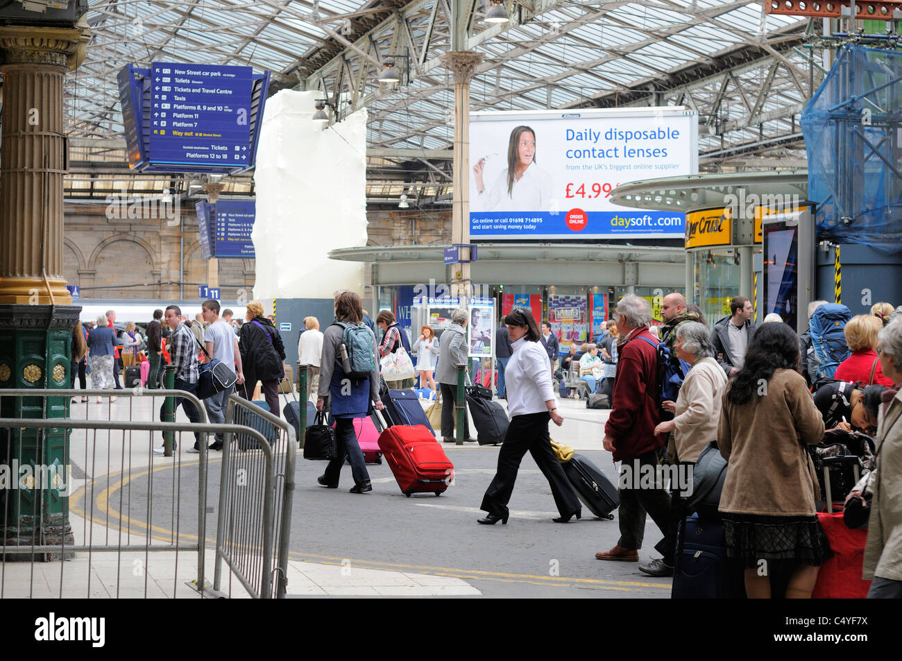 Passeggeri nella stazione di Waverley di Edimburgo, Scozia Giugno 2011 Foto Stock