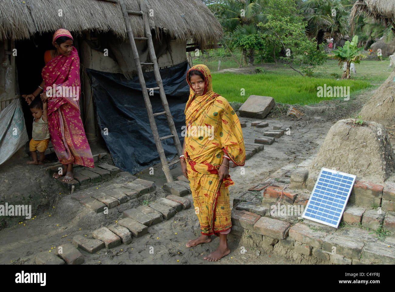 INDIA Bengala Occidentale , Sagar Isola di Sundarban) il delta del fiume Ganga , famiglia con casa sistema solare Foto Stock