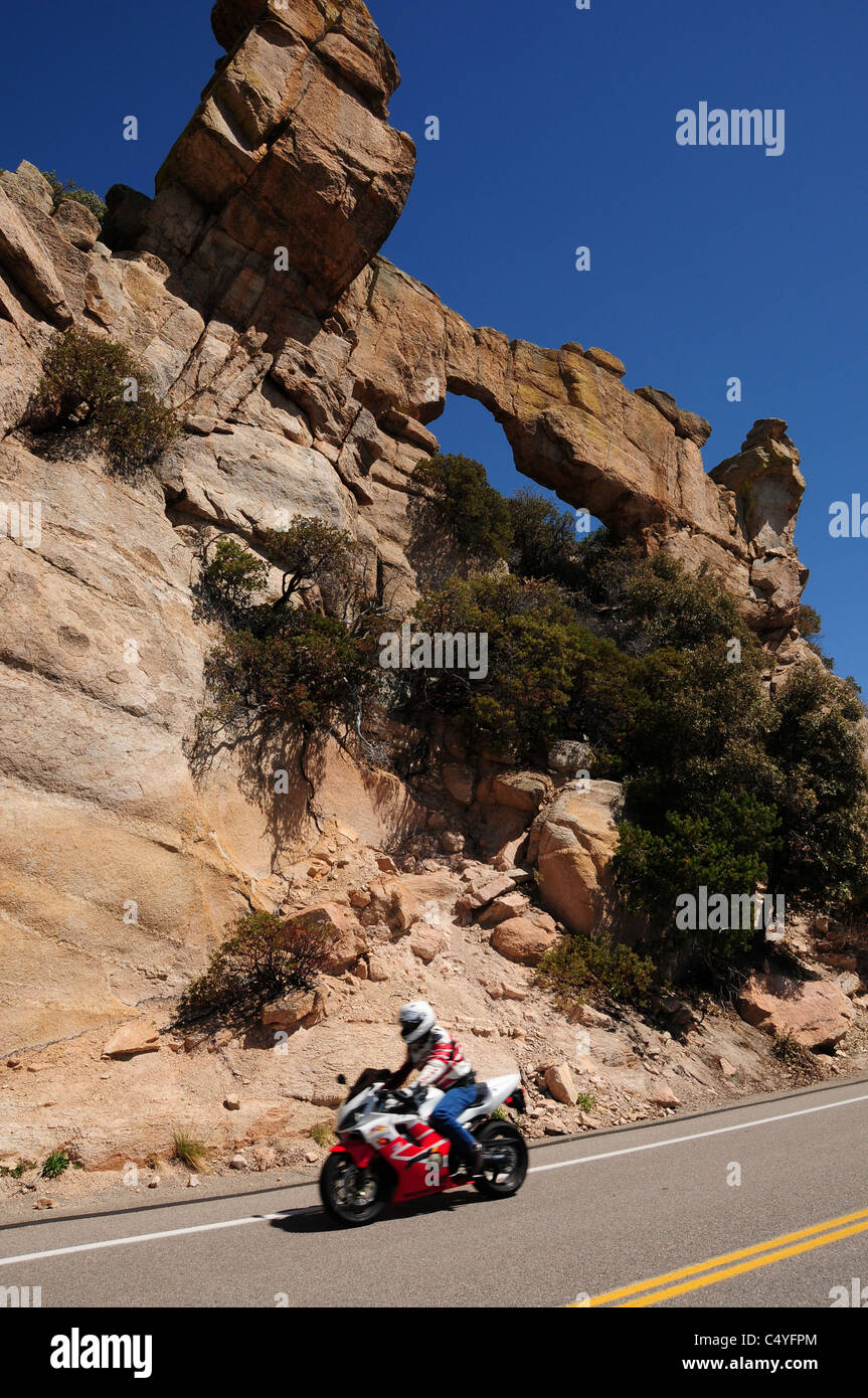 Motociclista e arco sul Monte Lemmon, Santa Catalina Mountains, Foresta Nazionale di Coronado, Deserto Sonoran, Tucson, Arizona, Stati Uniti. Foto Stock