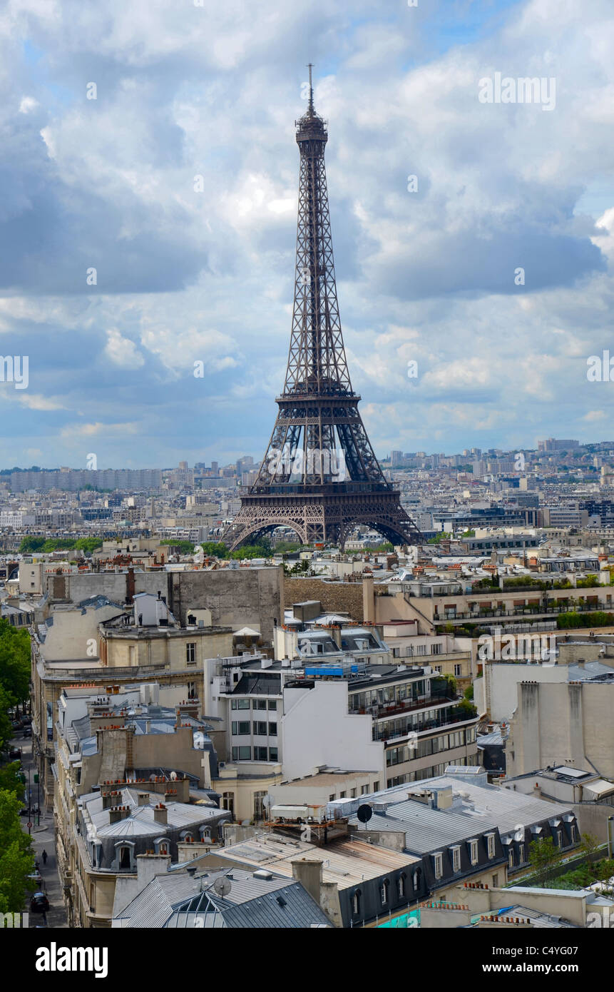 La vista dalla cima del Arc de Triomphe guardando sopra i tetti della città verso la Torre Eiffel di Parigi, Francia. Foto Stock