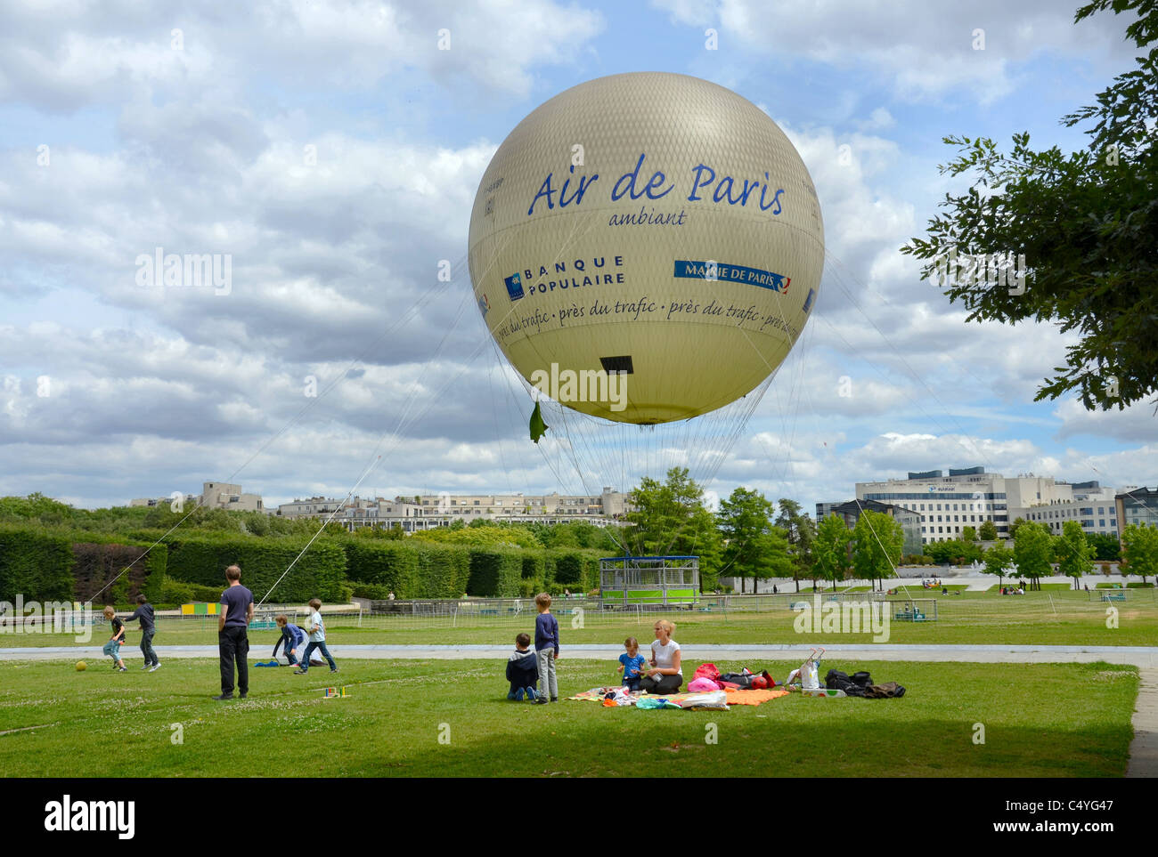 Le Parc André Citroën, completa con un tethered mongolfiera permette ai visitatori di salire al di sopra della skyline di Parigi. Foto Stock