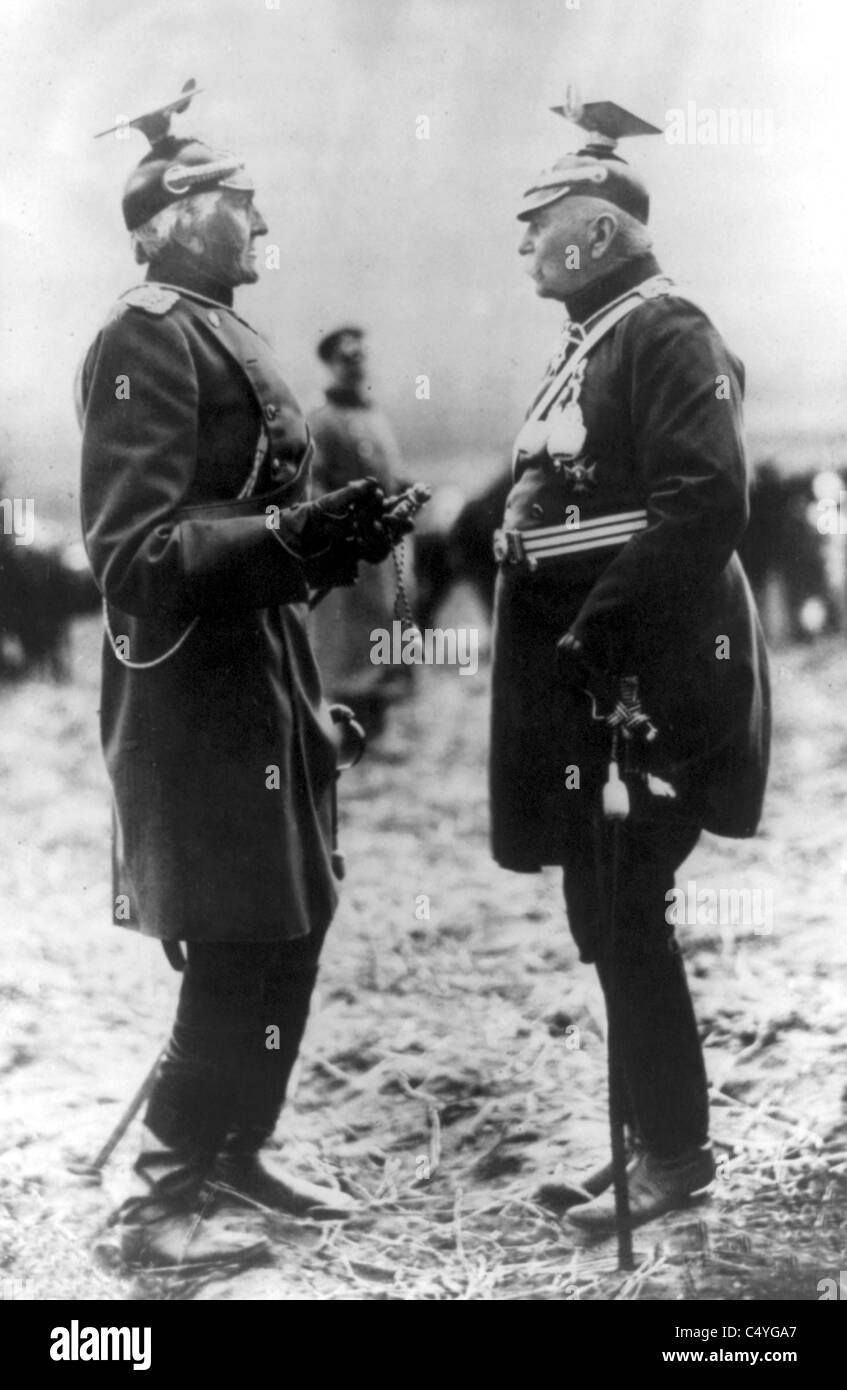 Conte Gottlieb von Haeseler, 1836-1919, ritratto a figura intera in piedi, con il Conte Ferdinand von Zeppelin, 1838-1917 Foto Stock