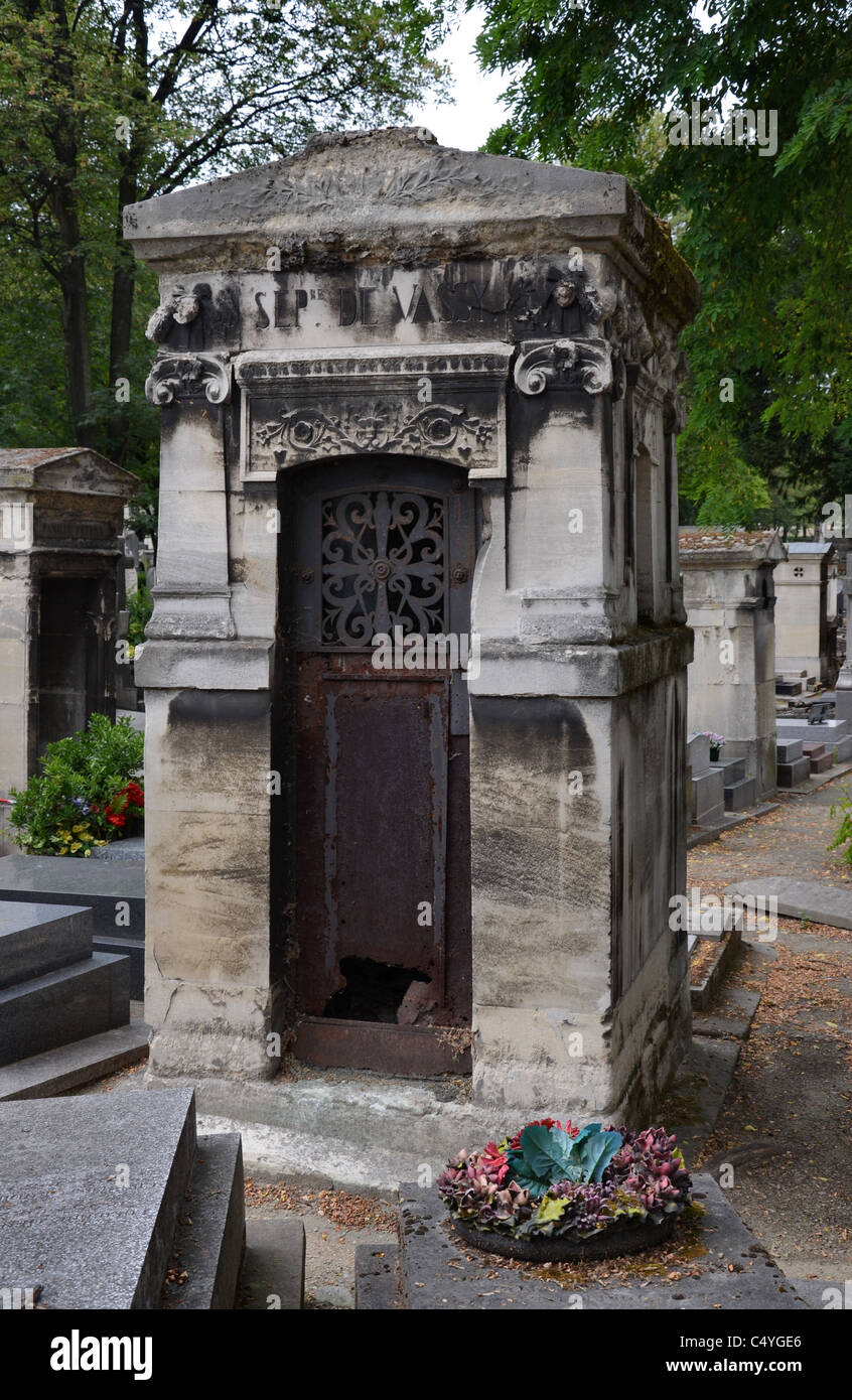 Un tipico tomba come visto in molti cimiteri francesi, questo è nel cimitero di Montmartre, Paris, Francia. Foto Stock