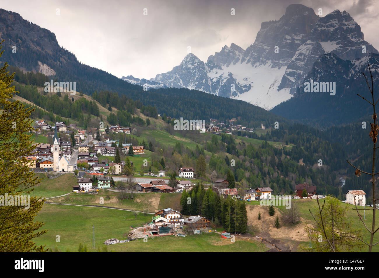 Selva di Cadore e della Val Fiorentina verso M. Mondeval, Vento, Dolomiti, Italia, Europy Foto Stock