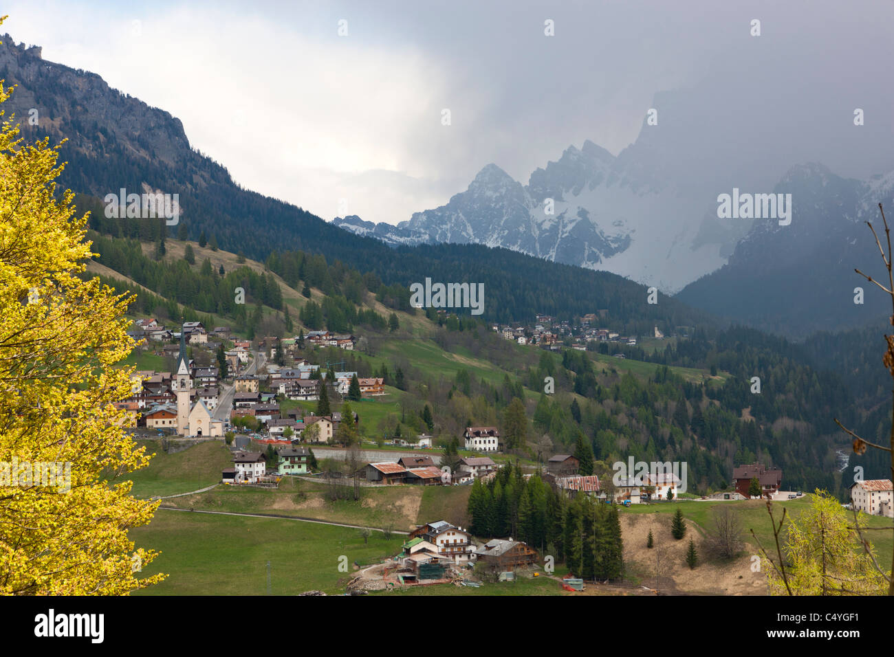 Selva di Cadore e della Val Fiorentina verso M. Mondeval, Vento, Dolomiti, Italia, Europy Foto Stock