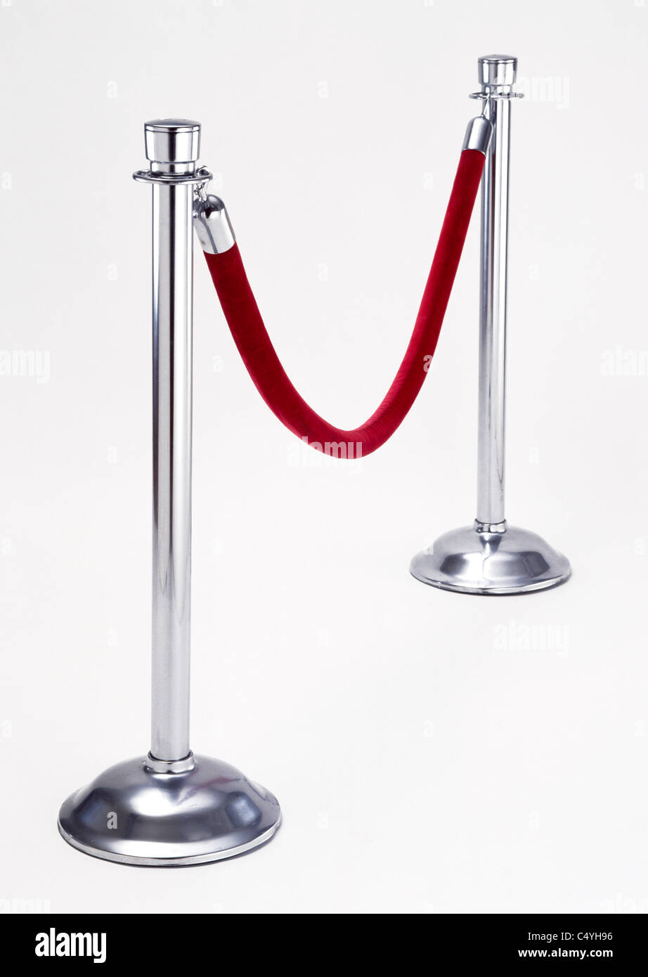 Due d'argento pali metallici e sta tenendo un velluto rosso a fune Foto Stock