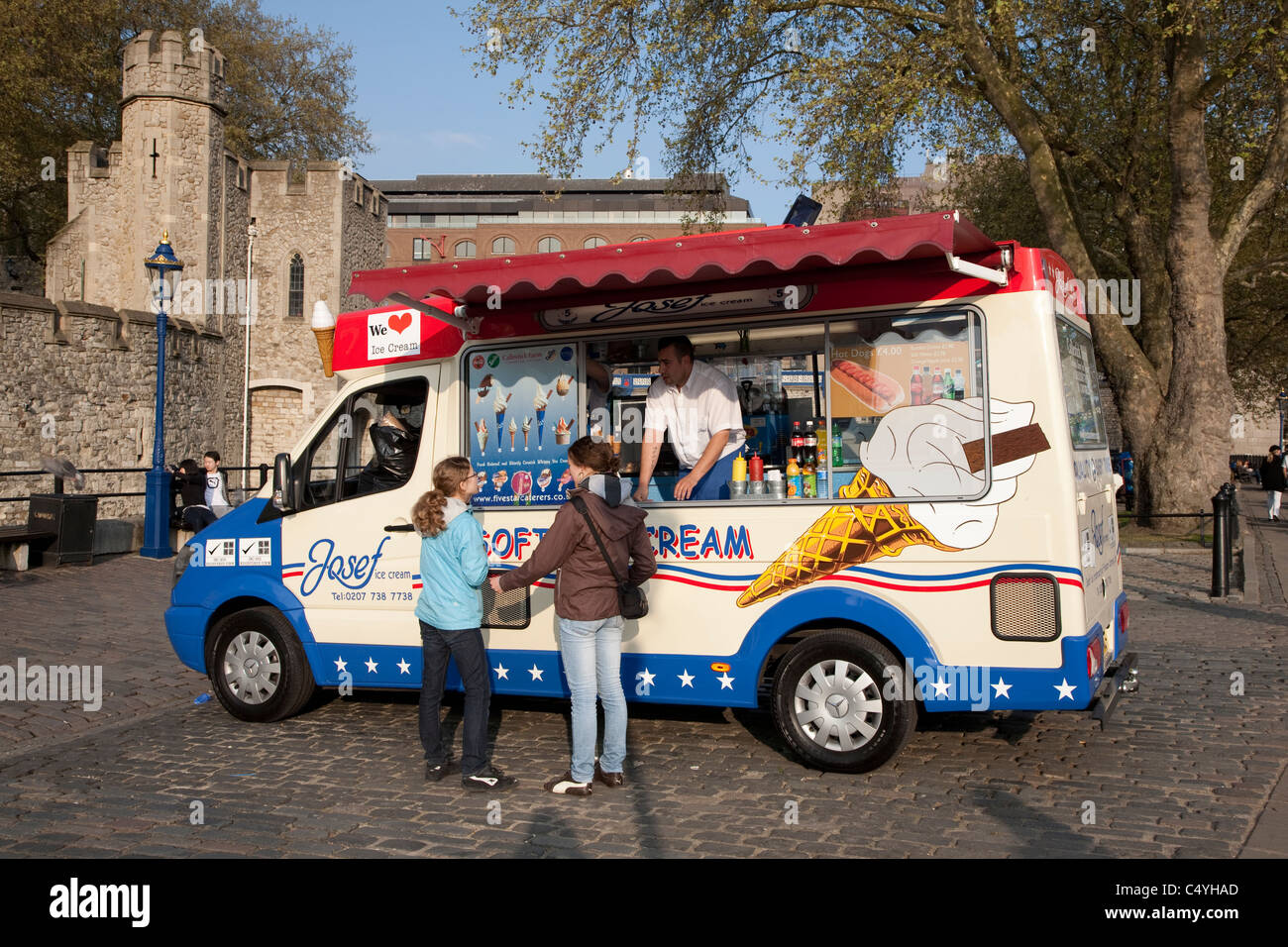 Gelato Snack Van al di fuori della Torre di Londra, Inghilterra, Regno Unito Foto Stock