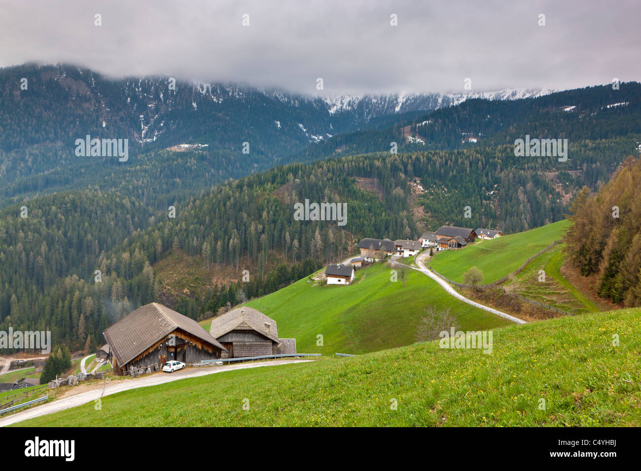 Vista sopra la Val Badia verso Plan de Corones, San Martino in Badia, Trentino Alto Adige, Dolomiti, Alto Adige, Italia Foto Stock